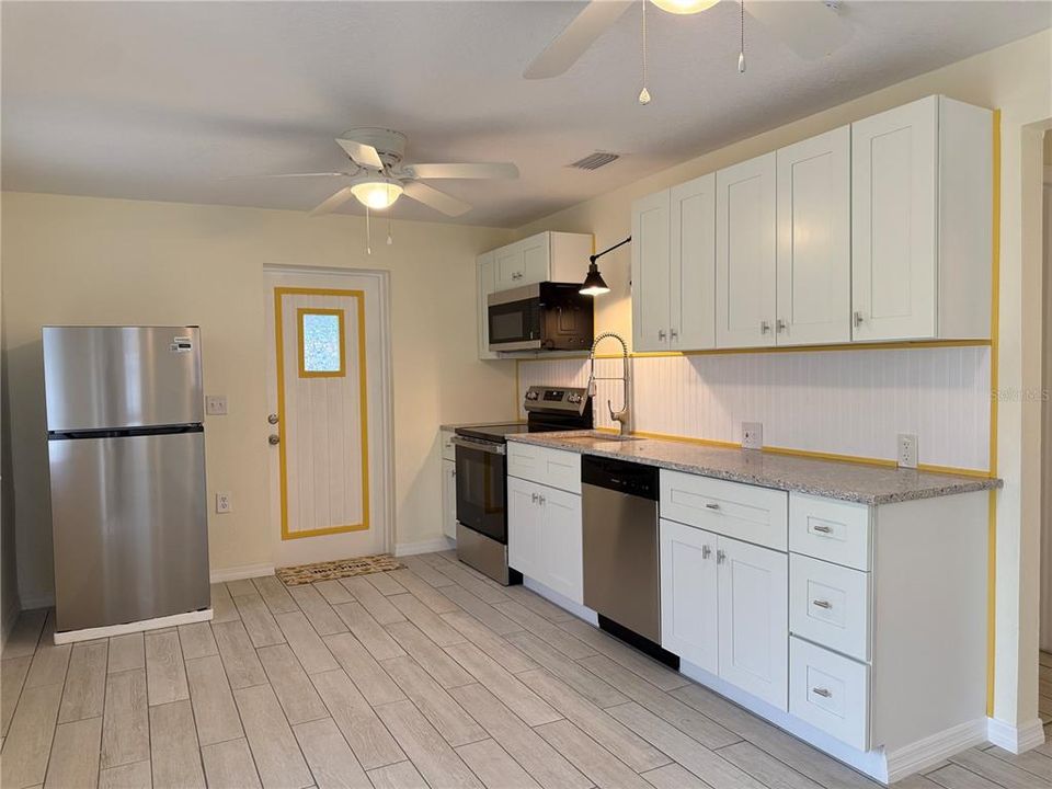 For Sale: $225,000 (2 beds, 1 baths, 700 Square Feet)