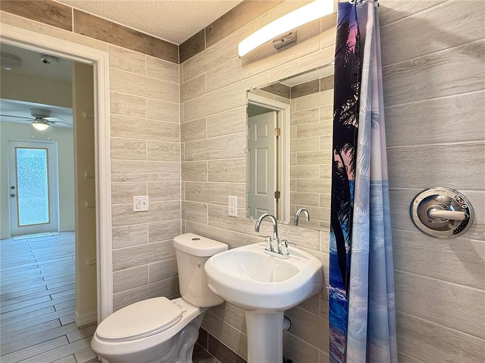 For Sale: $225,000 (2 beds, 1 baths, 700 Square Feet)