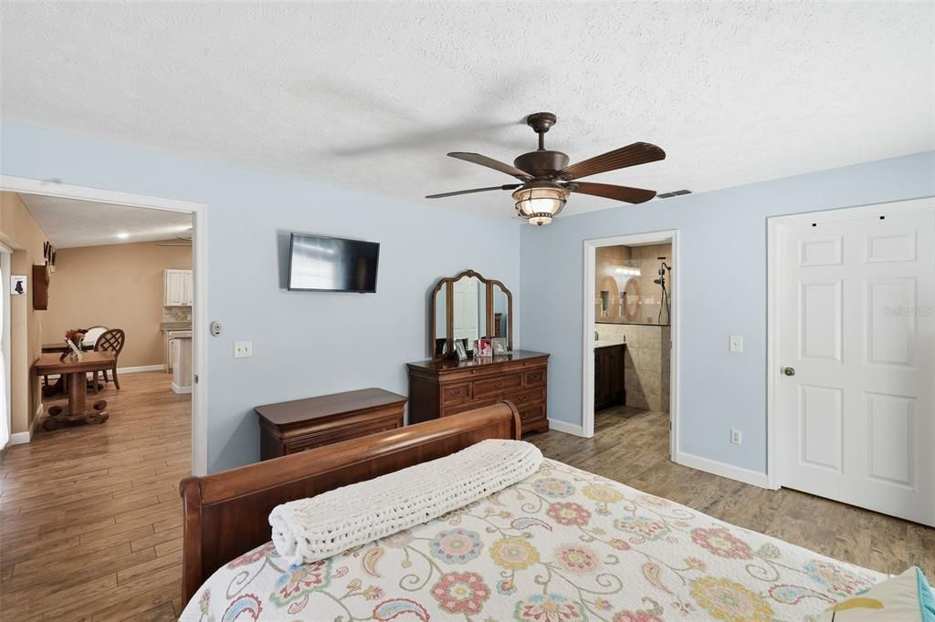 Active With Contract: $359,000 (3 beds, 2 baths, 1474 Square Feet)