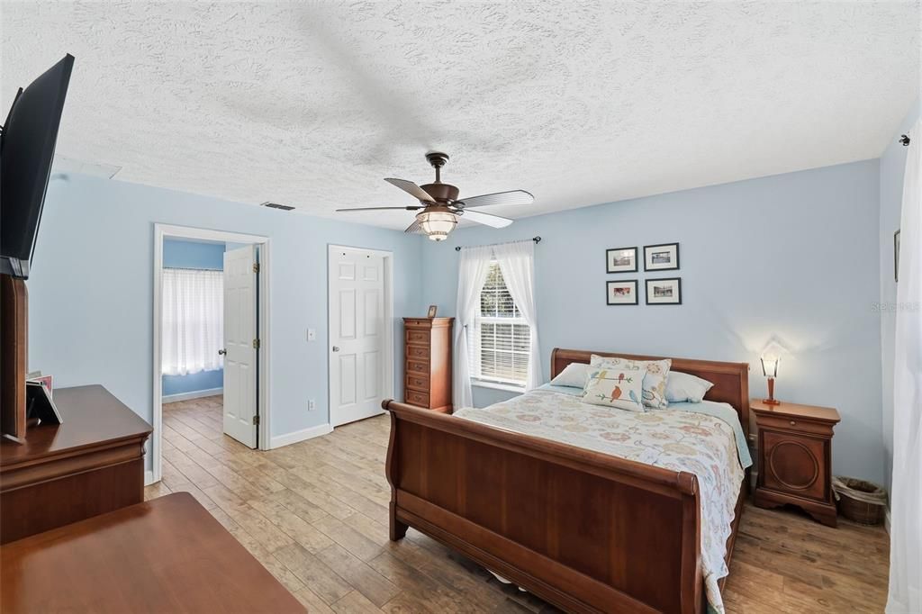Active With Contract: $359,000 (3 beds, 2 baths, 1474 Square Feet)