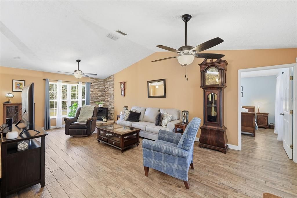 Active With Contract: $359,000 (3 beds, 2 baths, 1474 Square Feet)