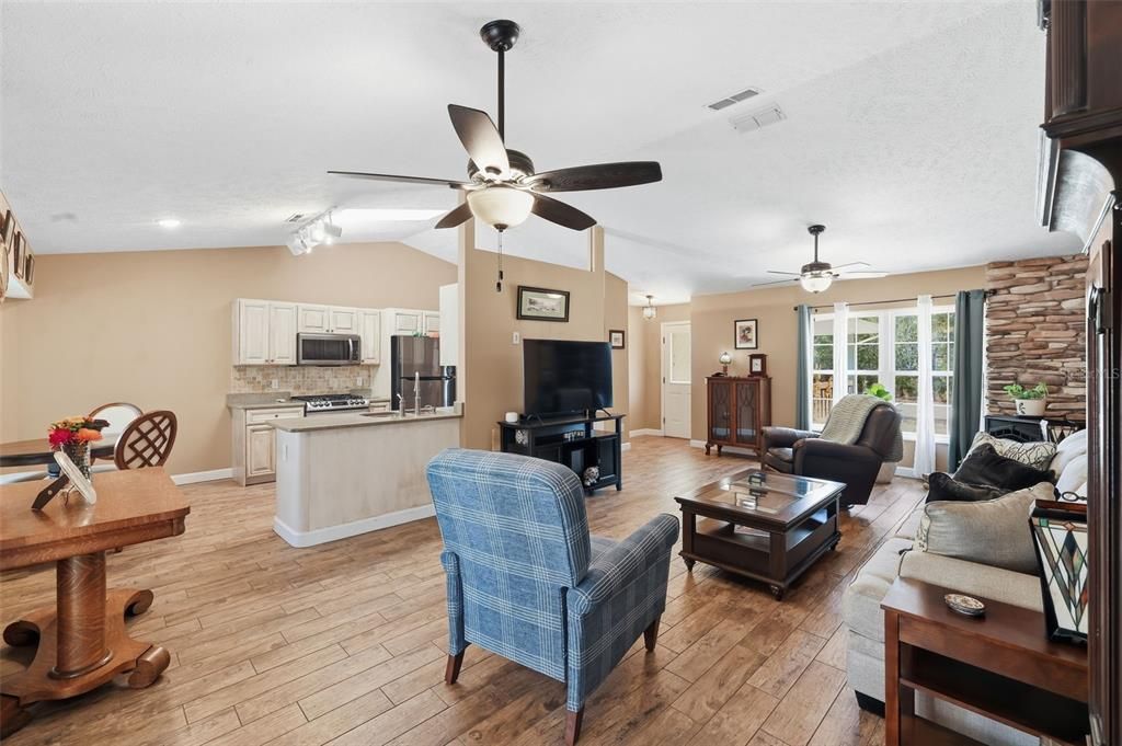 Active With Contract: $359,000 (3 beds, 2 baths, 1474 Square Feet)