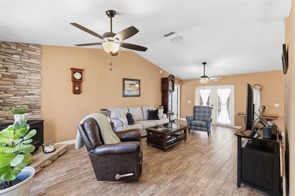Active With Contract: $359,000 (3 beds, 2 baths, 1474 Square Feet)