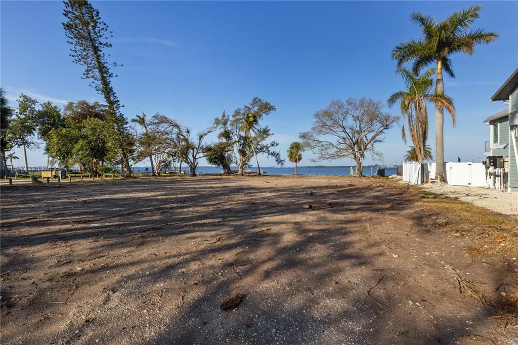 待售: $1,399,000 (0.60 acres)