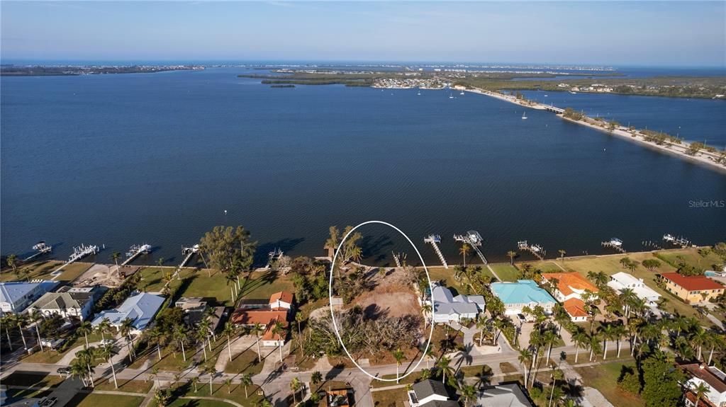 待售: $1,399,000 (0.60 acres)
