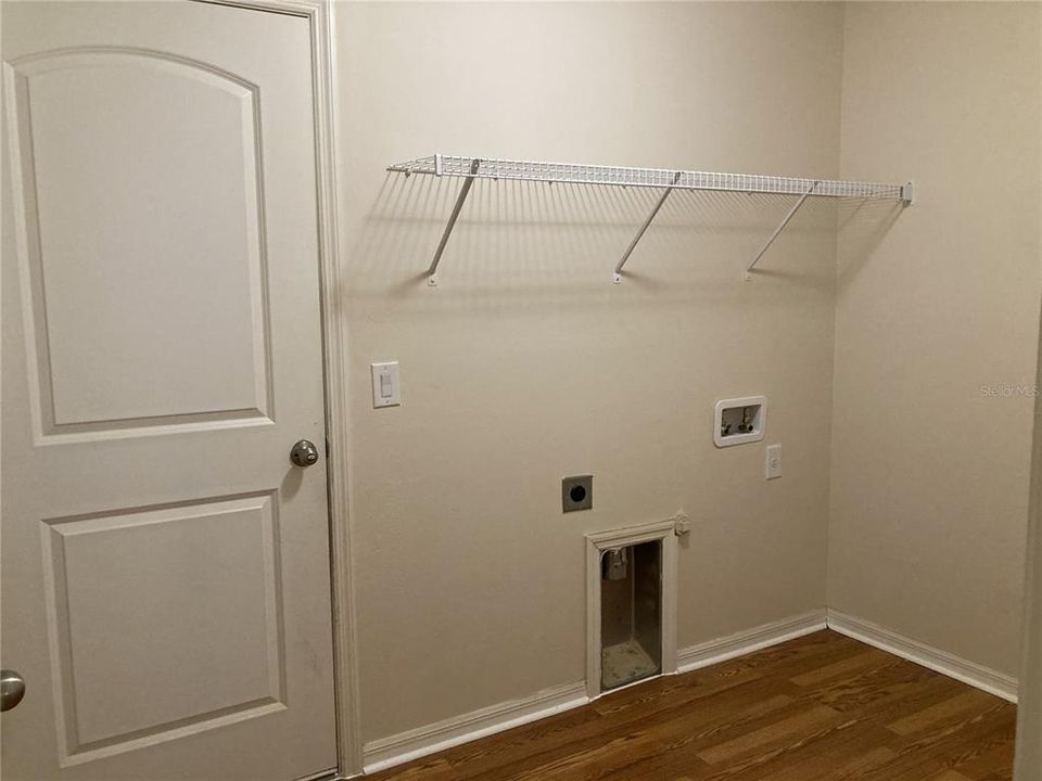 For Rent: $1,800 (3 beds, 2 baths, 1402 Square Feet)