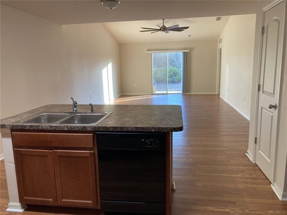 For Rent: $1,800 (3 beds, 2 baths, 1402 Square Feet)