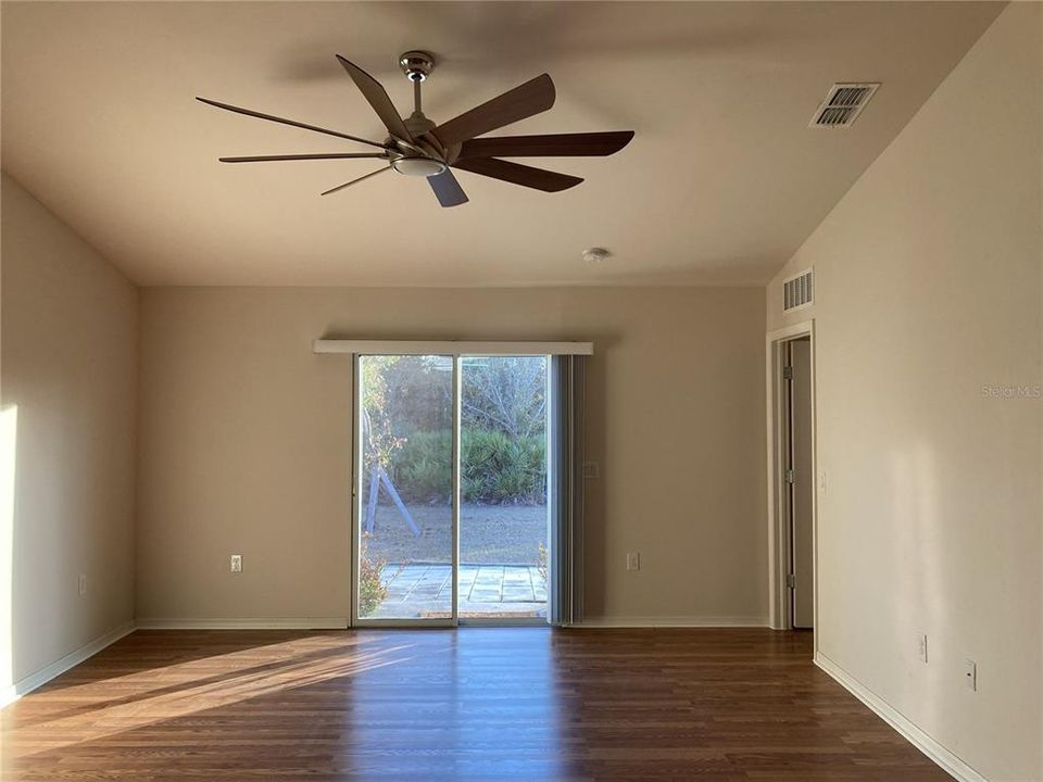 For Rent: $1,800 (3 beds, 2 baths, 1402 Square Feet)