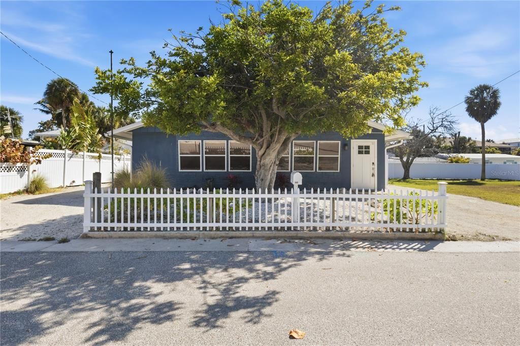 For Sale: $1,525,000 (3 beds, 2 baths, 1599 Square Feet)