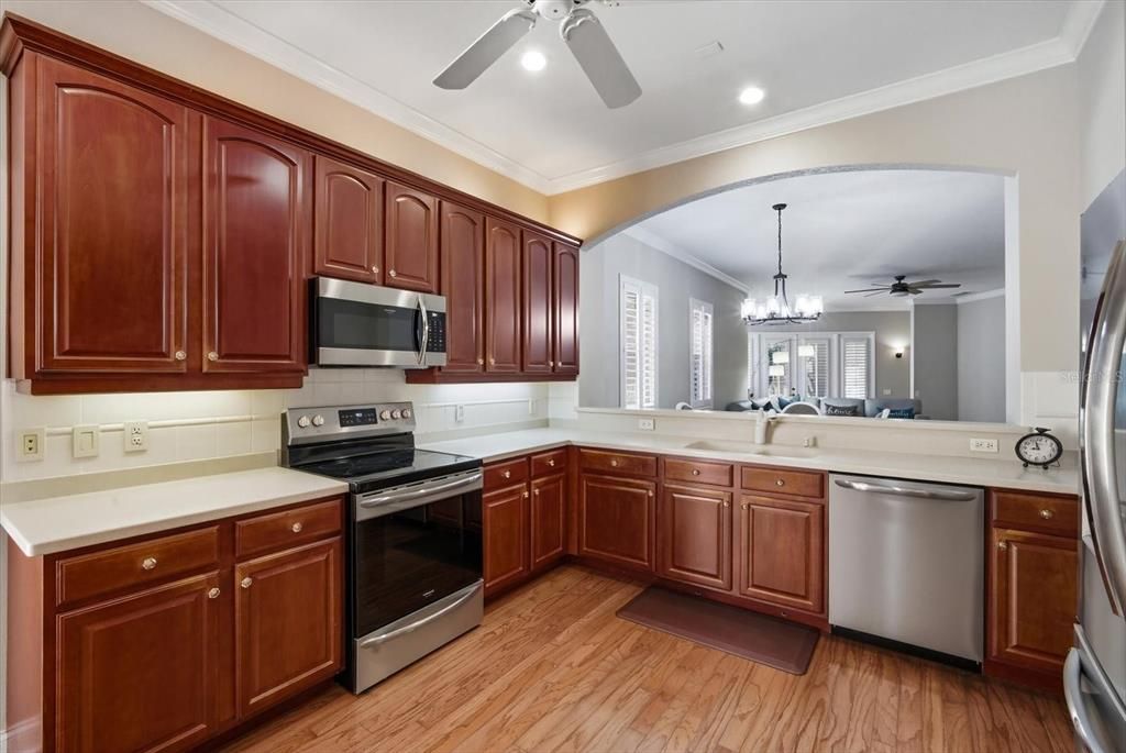 Activo con contrato: $415,000 (2 camas, 2 baños, 2041 Pies cuadrados)