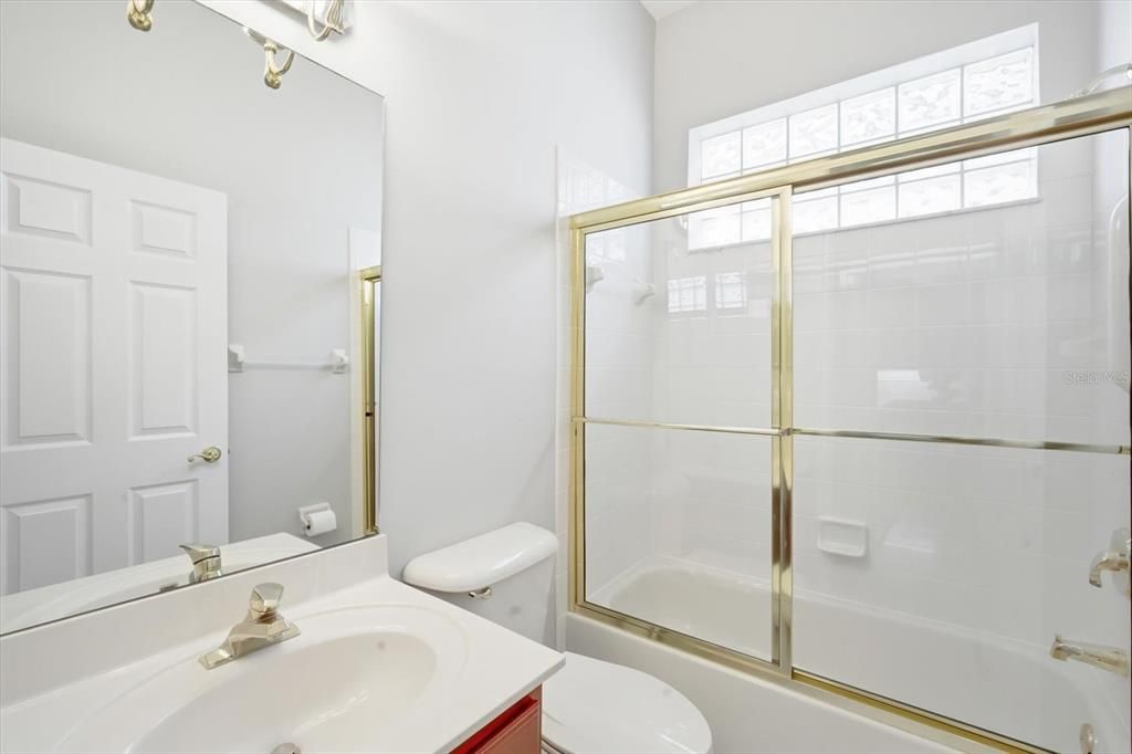 Activo con contrato: $415,000 (2 camas, 2 baños, 2041 Pies cuadrados)