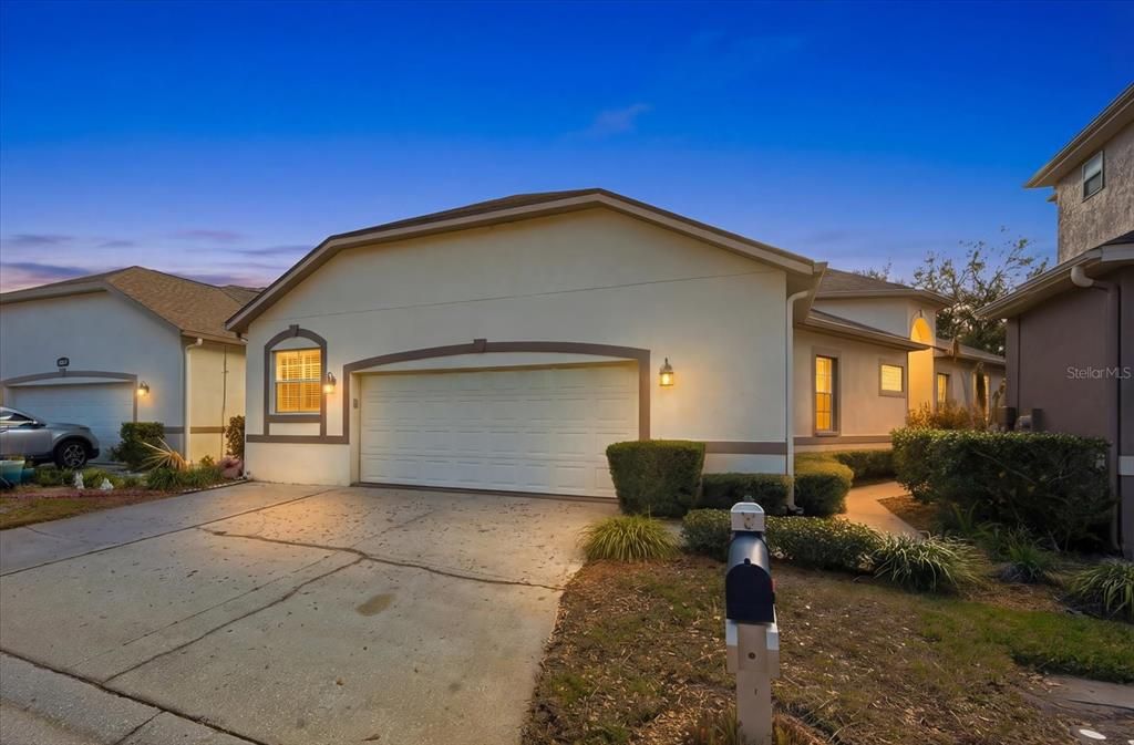 Activo con contrato: $415,000 (2 camas, 2 baños, 2041 Pies cuadrados)