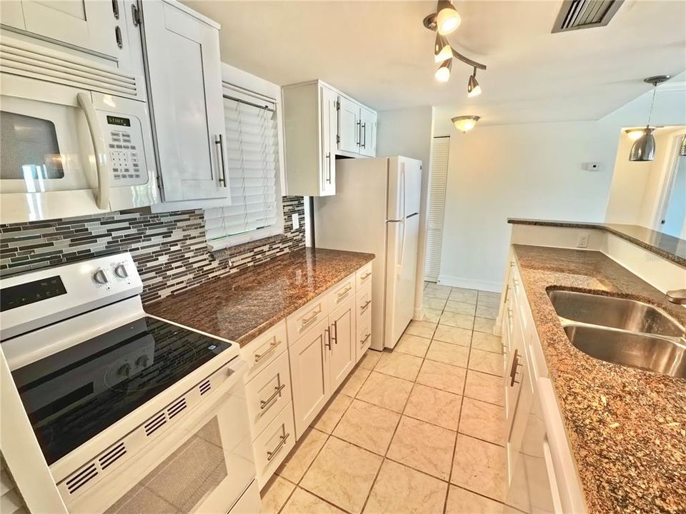 For Sale: $440,000 (2 beds, 2 baths, 1016 Square Feet)