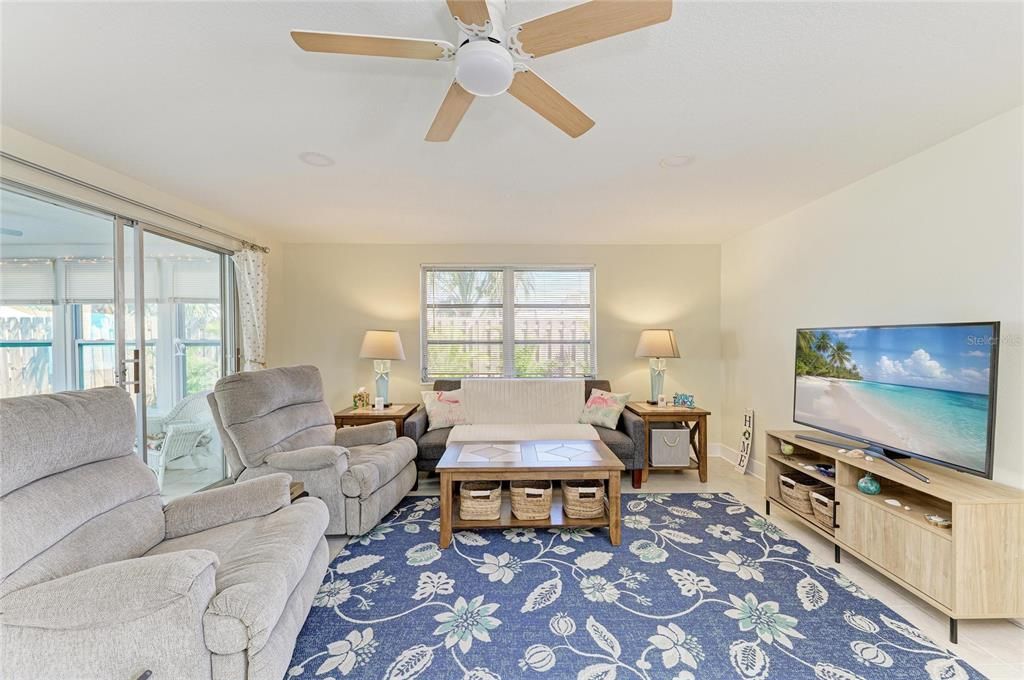 Под контрактом: $174,900 (1 спален, 1 ванн, 843 Квадратных фут)