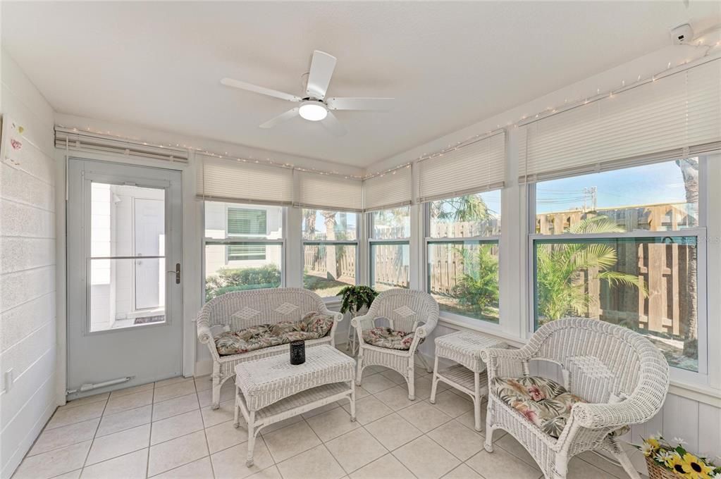 Под контрактом: $174,900 (1 спален, 1 ванн, 843 Квадратных фут)