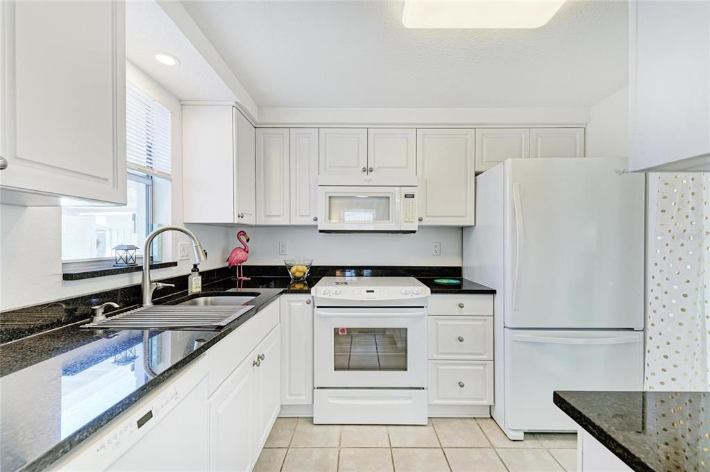 Под контрактом: $174,900 (1 спален, 1 ванн, 843 Квадратных фут)