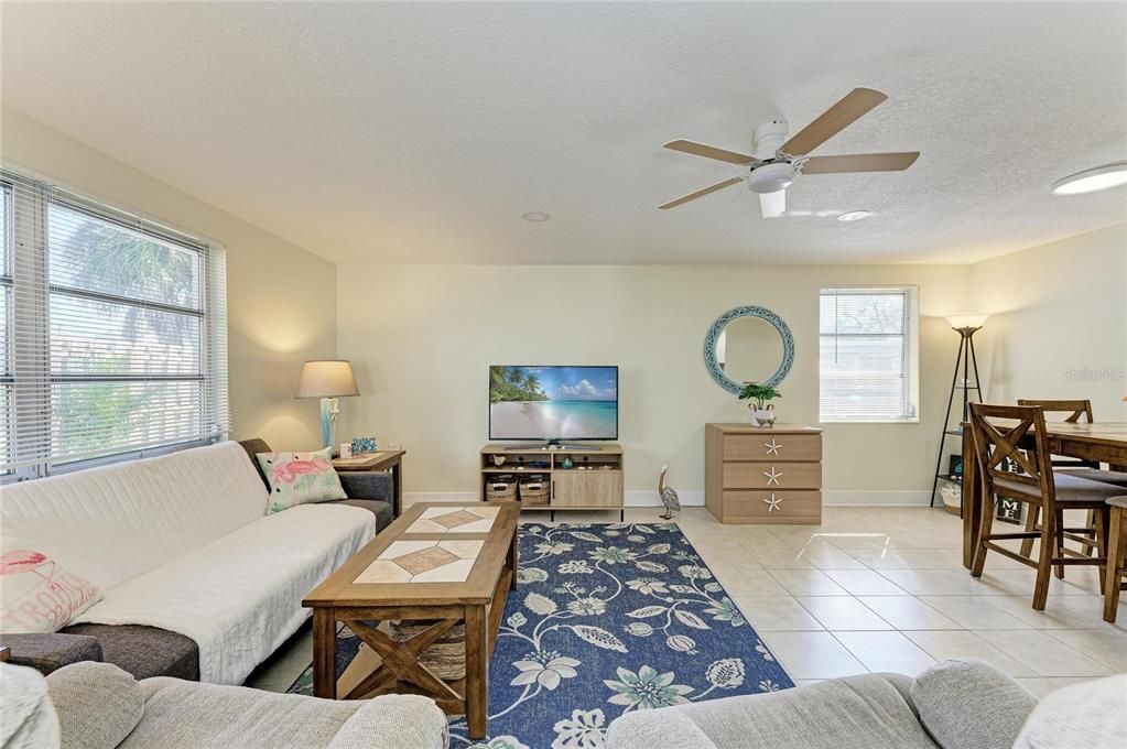 Под контрактом: $174,900 (1 спален, 1 ванн, 843 Квадратных фут)