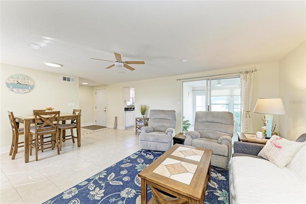 Под контрактом: $174,900 (1 спален, 1 ванн, 843 Квадратных фут)