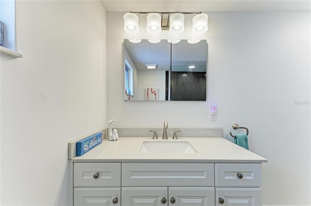 Под контрактом: $174,900 (1 спален, 1 ванн, 843 Квадратных фут)