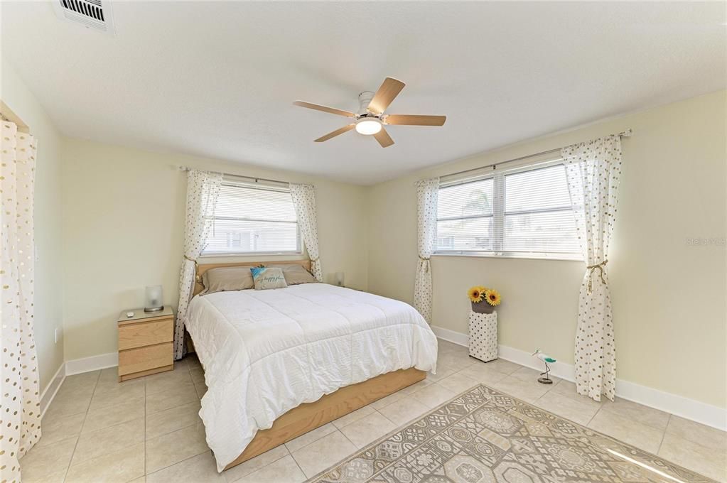 Под контрактом: $174,900 (1 спален, 1 ванн, 843 Квадратных фут)