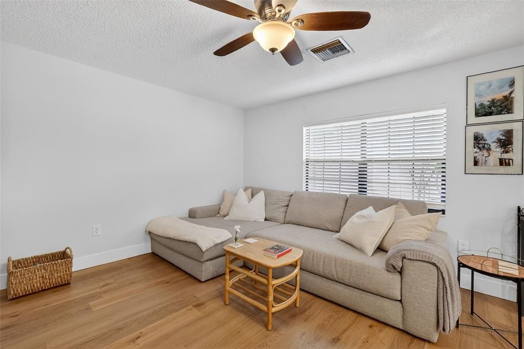 На продажу: $209,000 (2 спален, 2 ванн, 956 Квадратных фут)