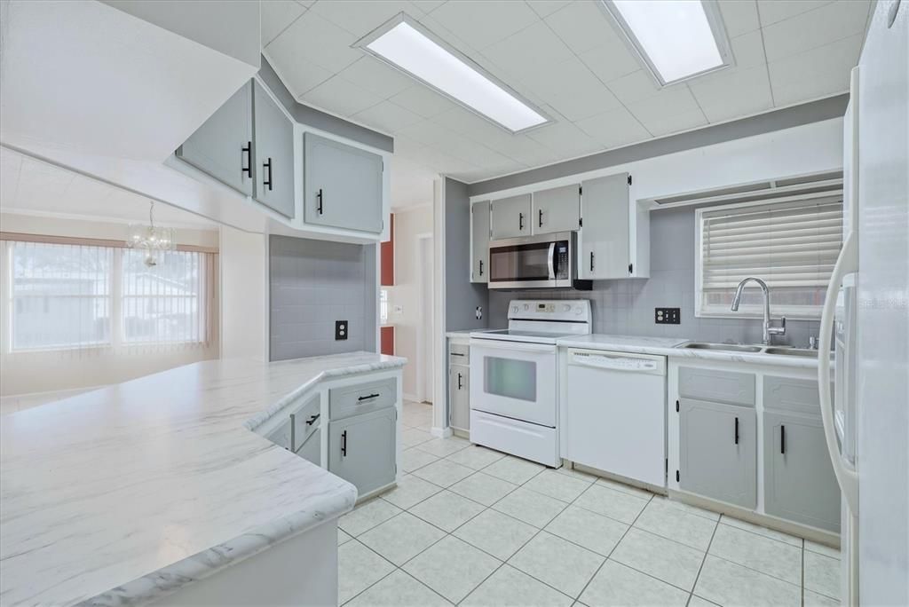 Active With Contract: $185,000 (2 beds, 2 baths, 1344 Square Feet)