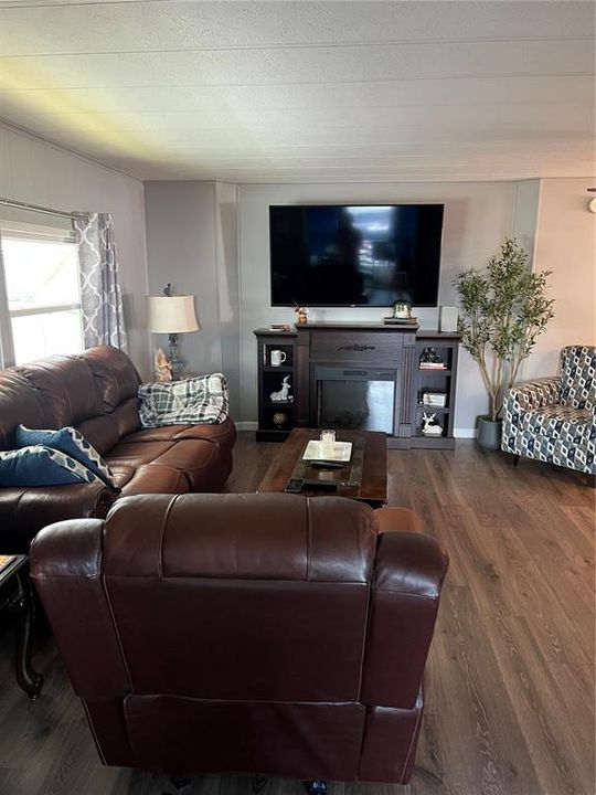 Active With Contract: $139,500 (2 beds, 2 baths, 936 Square Feet)