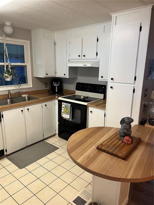 Active With Contract: $139,500 (2 beds, 2 baths, 936 Square Feet)