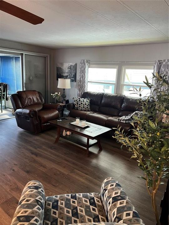Active With Contract: $139,500 (2 beds, 2 baths, 936 Square Feet)