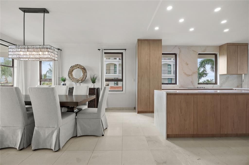 En Venta: $1,995,000 (4 camas, 3 baños, 2696 Pies cuadrados)
