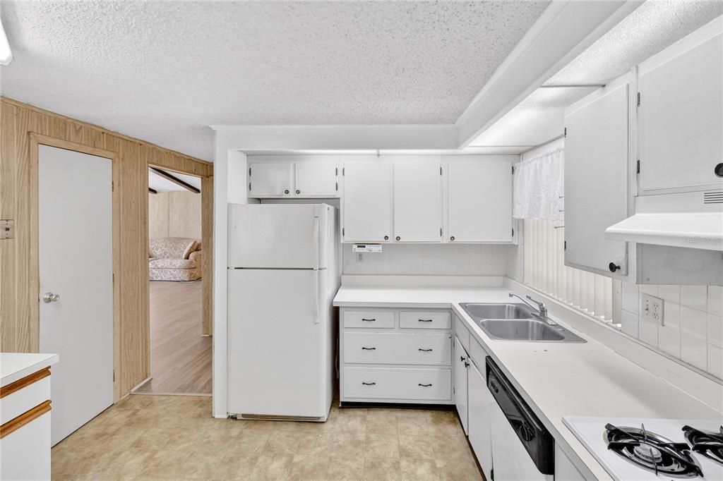 For Sale: $161,000 (2 beds, 2 baths, 1640 Square Feet)