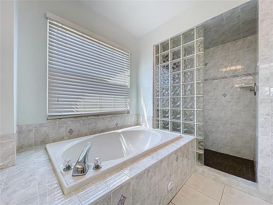 For Sale: $699,999 (5 beds, 4 baths, 3293 Square Feet)