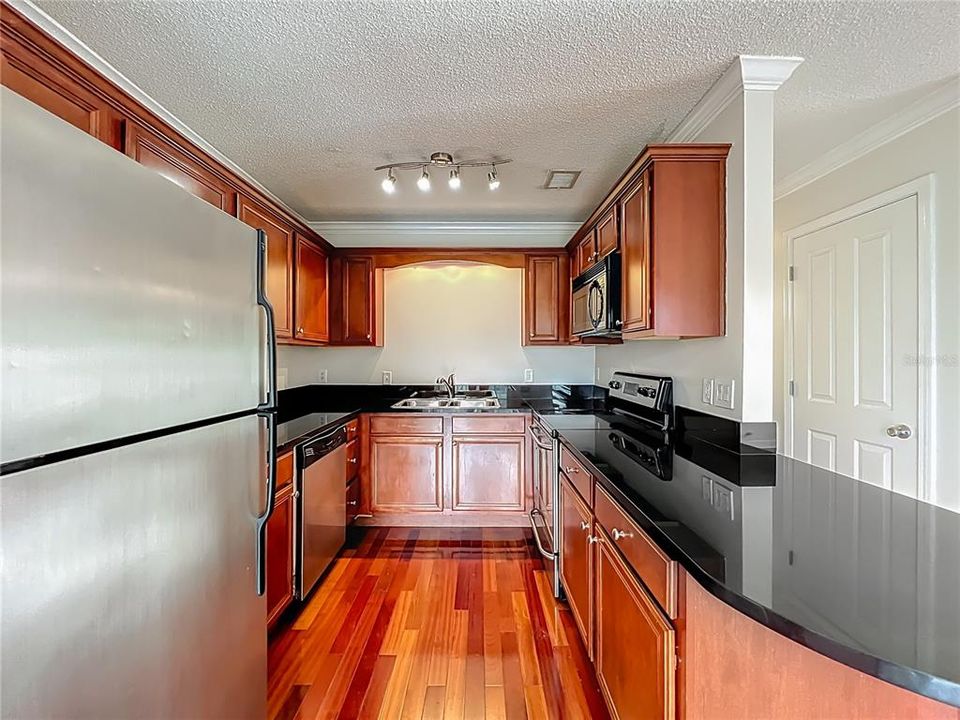 For Sale: $169,000 (2 beds, 2 baths, 870 Square Feet)