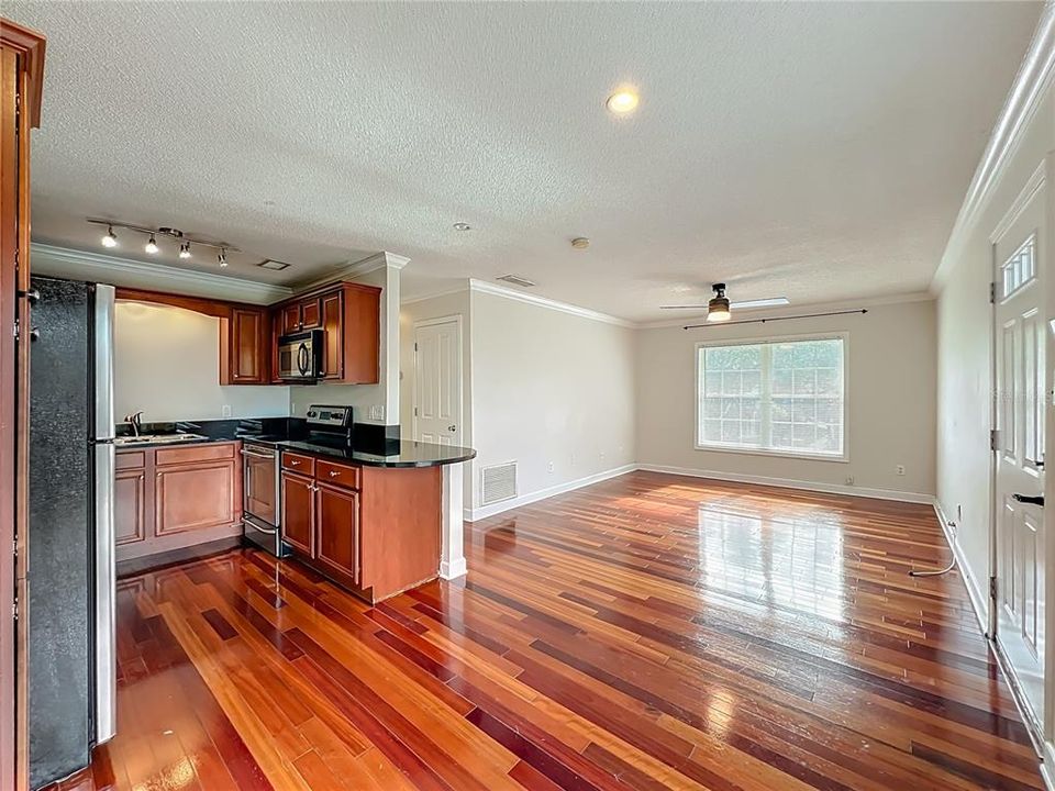 For Sale: $169,000 (2 beds, 2 baths, 870 Square Feet)
