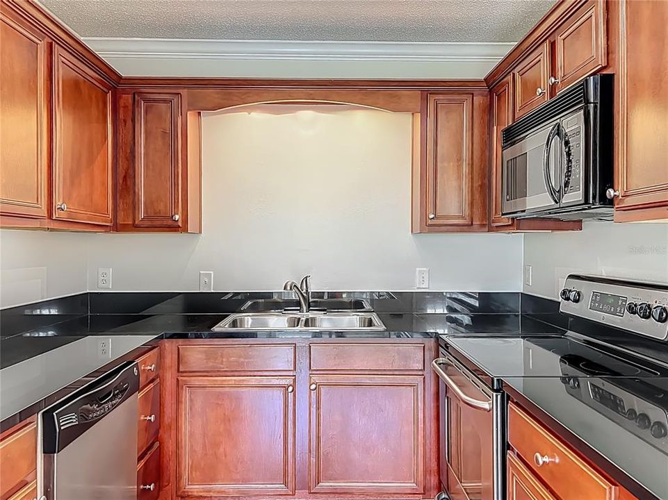 For Sale: $169,000 (2 beds, 2 baths, 870 Square Feet)