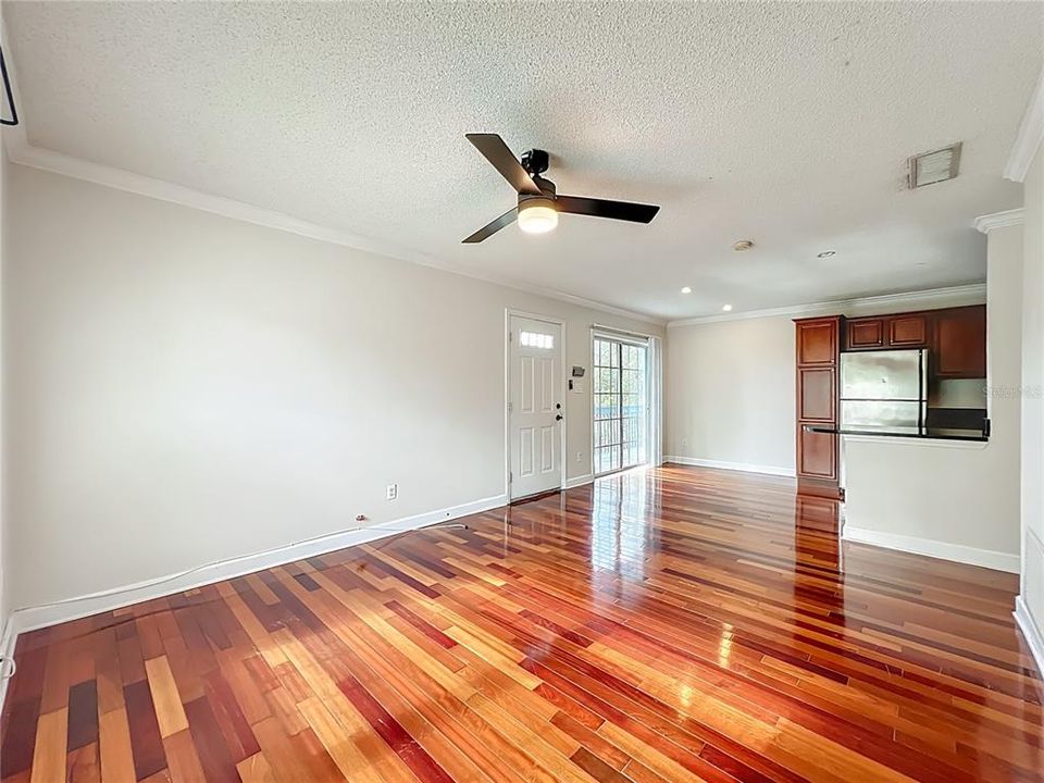 For Sale: $169,000 (2 beds, 2 baths, 870 Square Feet)