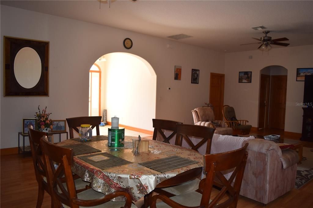 En Venta: $689,000 (4 camas, 2 baños, 2198 Pies cuadrados)