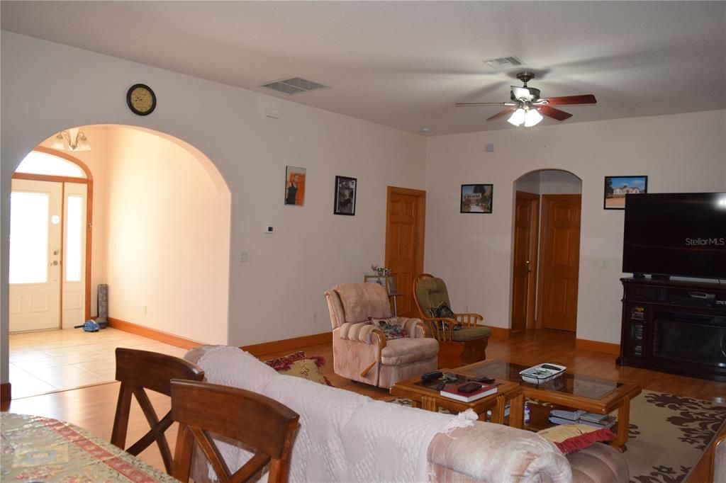En Venta: $689,000 (4 camas, 2 baños, 2198 Pies cuadrados)