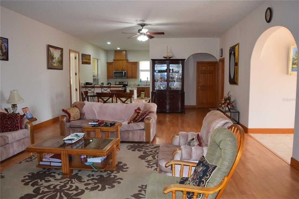 En Venta: $689,000 (4 camas, 2 baños, 2198 Pies cuadrados)