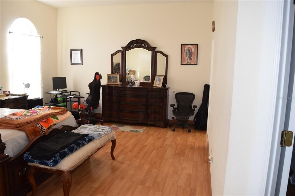 En Venta: $689,000 (4 camas, 2 baños, 2198 Pies cuadrados)
