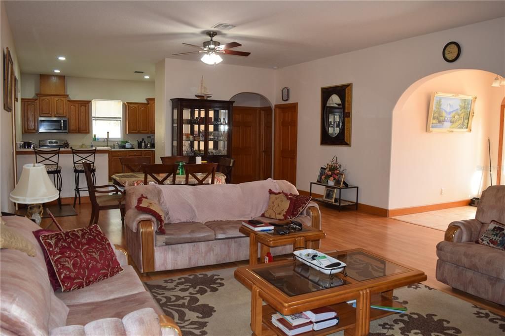 En Venta: $689,000 (4 camas, 2 baños, 2198 Pies cuadrados)