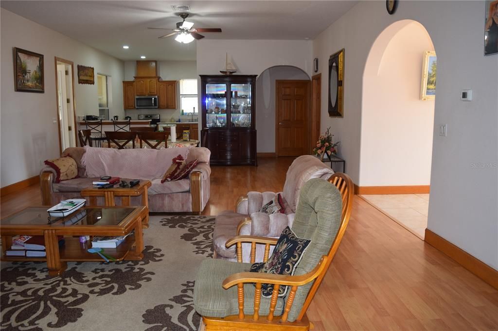 En Venta: $689,000 (4 camas, 2 baños, 2198 Pies cuadrados)