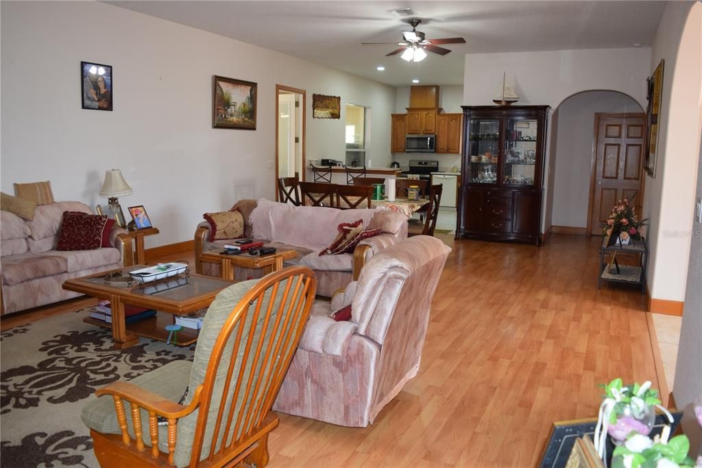 En Venta: $689,000 (4 camas, 2 baños, 2198 Pies cuadrados)