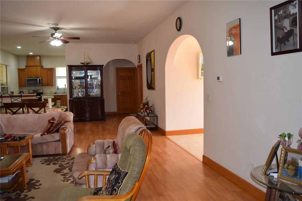 En Venta: $689,000 (4 camas, 2 baños, 2198 Pies cuadrados)