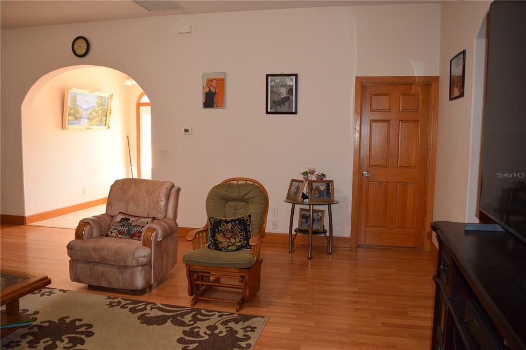 En Venta: $689,000 (4 camas, 2 baños, 2198 Pies cuadrados)