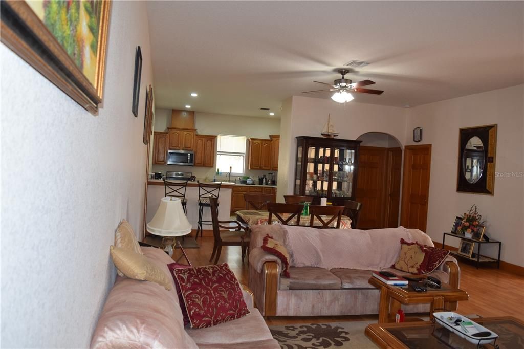 En Venta: $689,000 (4 camas, 2 baños, 2198 Pies cuadrados)