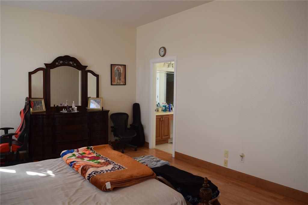 En Venta: $689,000 (4 camas, 2 baños, 2198 Pies cuadrados)