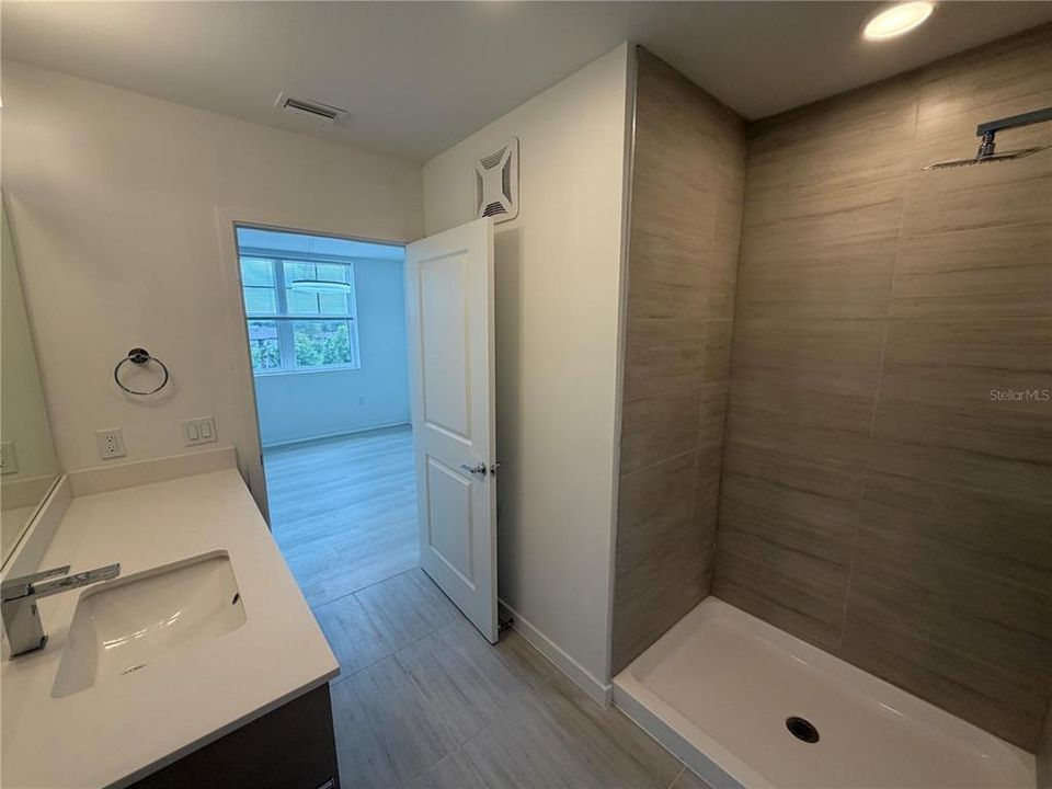 Activo con contrato: $1,700 (3 camas, 2 baños, 1023 Pies cuadrados)