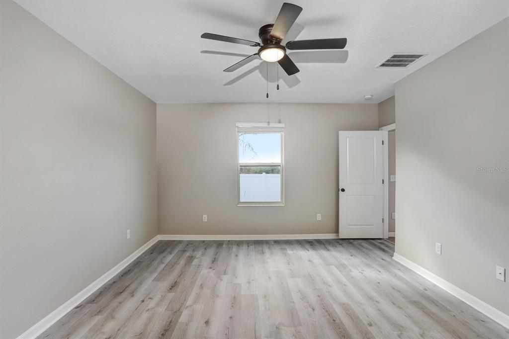 For Sale: $380,000 (5 beds, 2 baths, 2415 Square Feet)