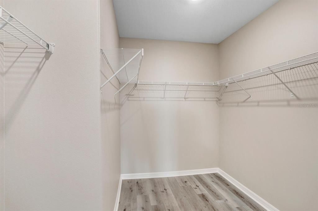 For Sale: $380,000 (5 beds, 2 baths, 2415 Square Feet)